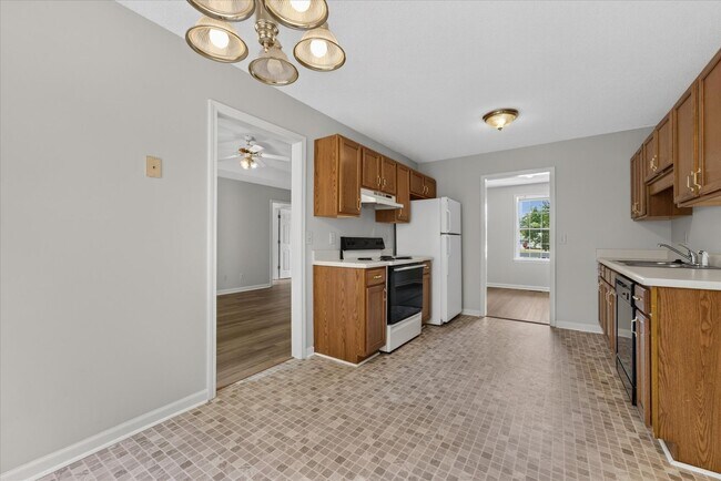Building Photo - Three Bedroom in Sango!