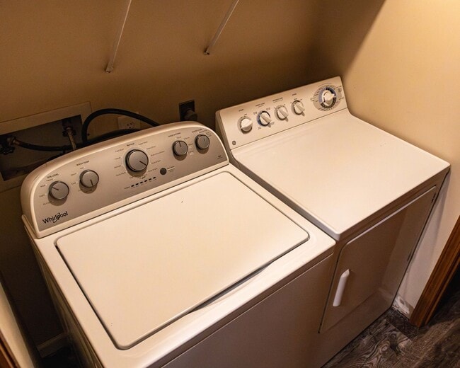 Building Photo - 423 S Park Square Dr