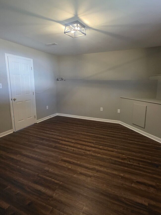 Building Photo - End Unit Townhouse in Brennan Estates- 2 B...