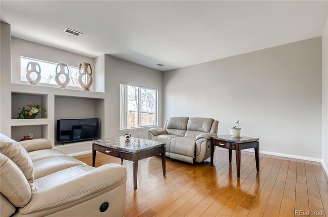 Building Photo - Beautiful 4 bedroom 3.5 bathroom single fa...
