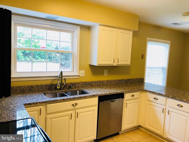 Building Photo - 15860 Montview Dr
