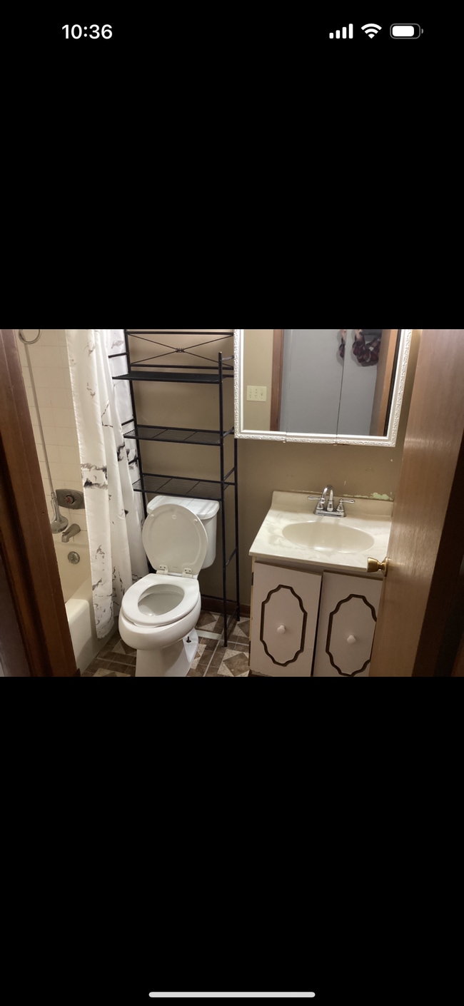 Building Photo - 495 Meadow Ln