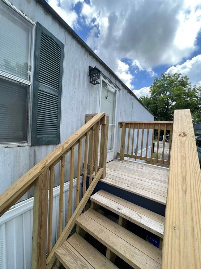 Building Photo - CUTE REMODLEDED 2 BEDROOM / 2 BATHROOM IN ...