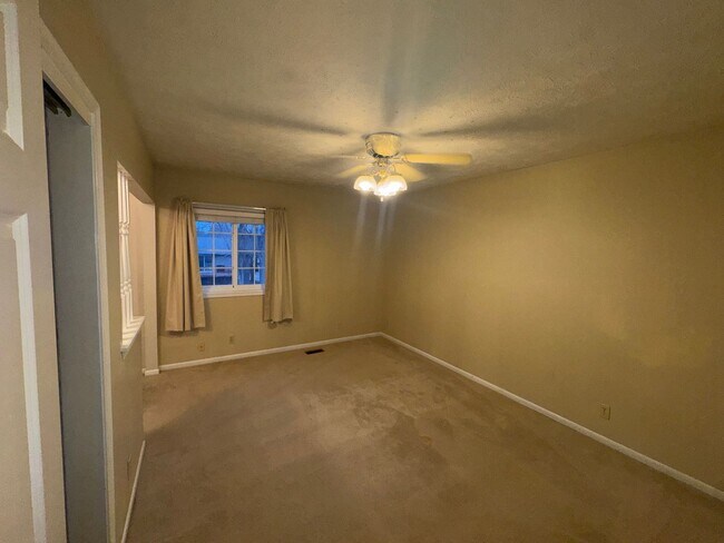 Building Photo - Beautiful 3 Bedroom, 3 Bathroom Home with Large Kitchen & Finished Basement