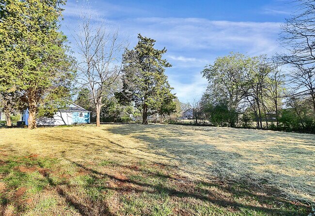 Building Photo - 209 Fairdale St