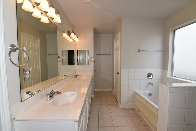 Building Photo - 6807 Turtlewood Dr