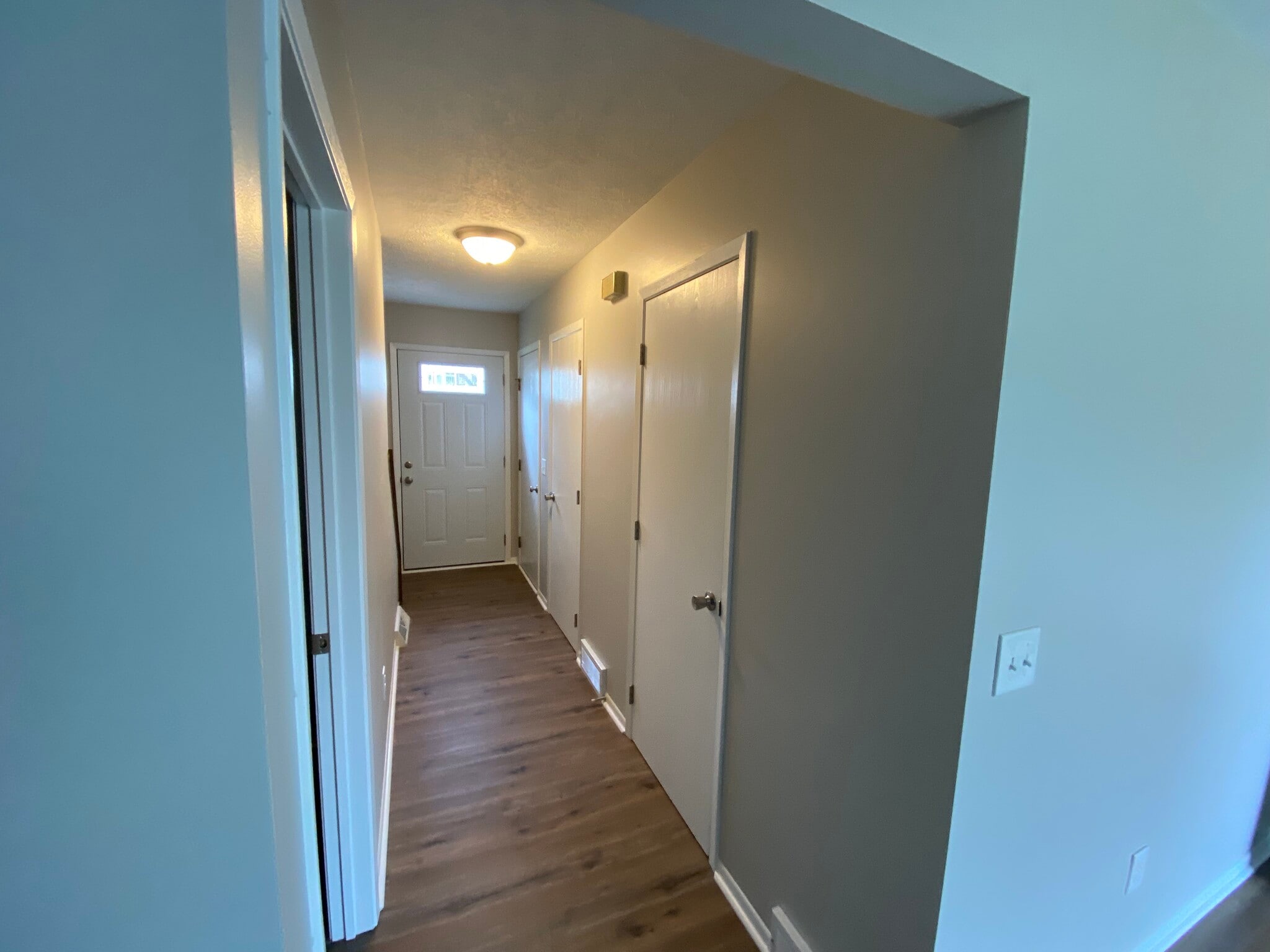 Building Photo - 1044 Point of View Dr
