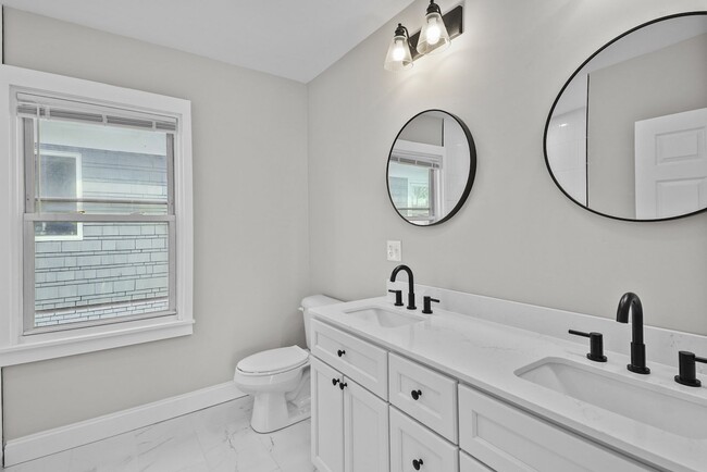 Building Photo - Completely Renovated 2 Bedroom in Elmhurst!