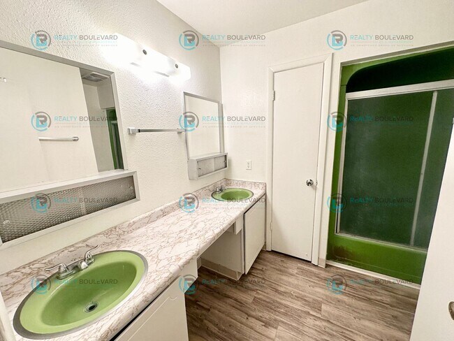Building Photo - 527 Smithridge Park