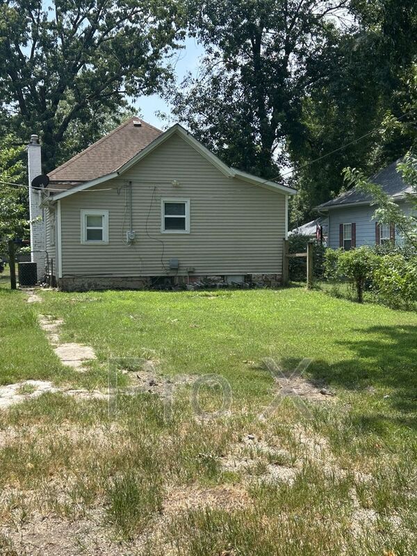 Building Photo - 706 W Kansas St