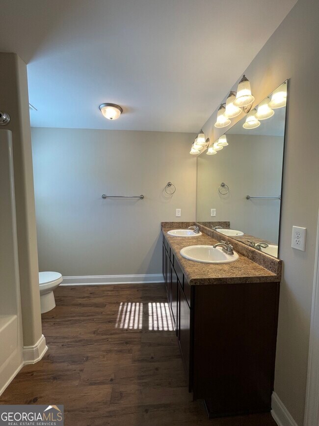 Building Photo - 495 Kirkland Dr