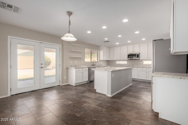 Building Photo - 4122 E Palm Beach Dr