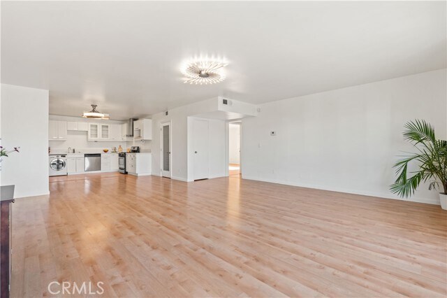 Building Photo - 5250 Zelzah Ave