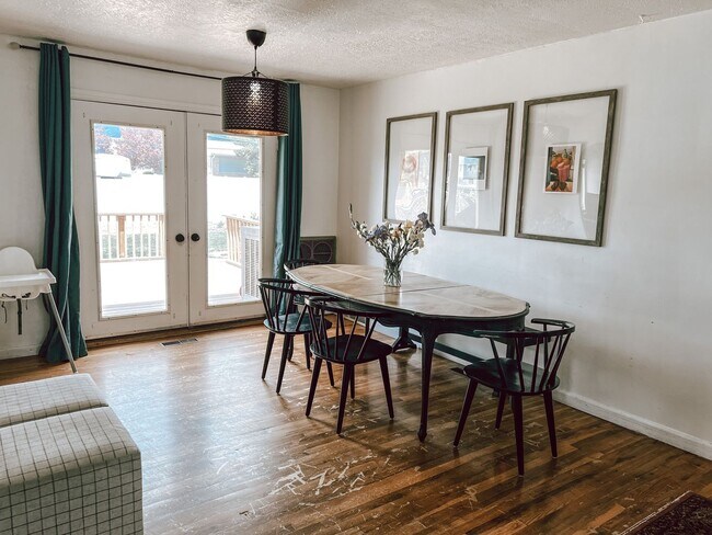 Building Photo - Stylish home ready for comfortable living