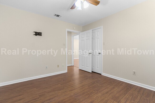 Building Photo - Charming Arlington Home with Spacious Livi...