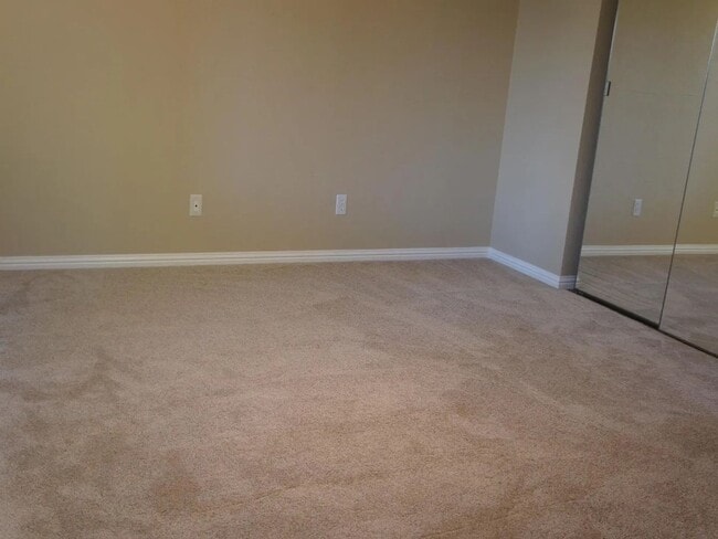 Building Photo - Lots of room