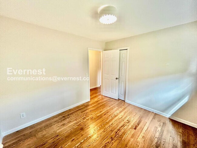 Building Photo - 210 Pinetree Cir