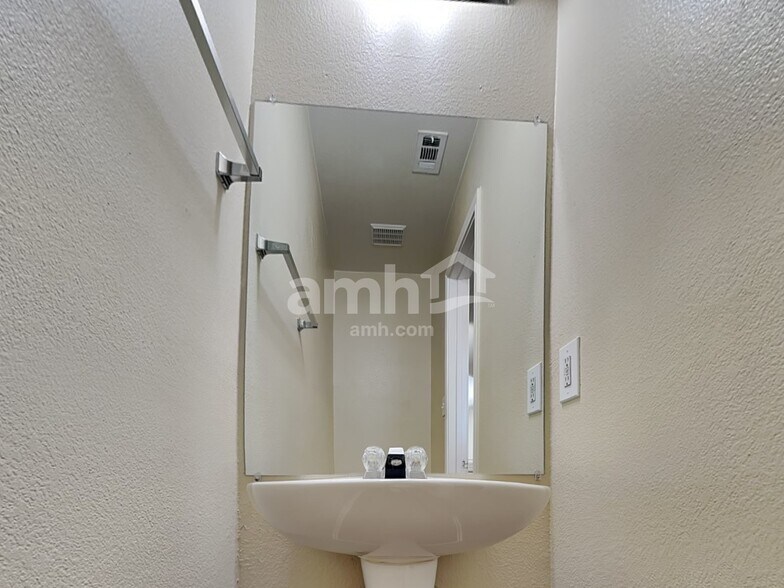 Building Photo - 2844 Deerfern Ln