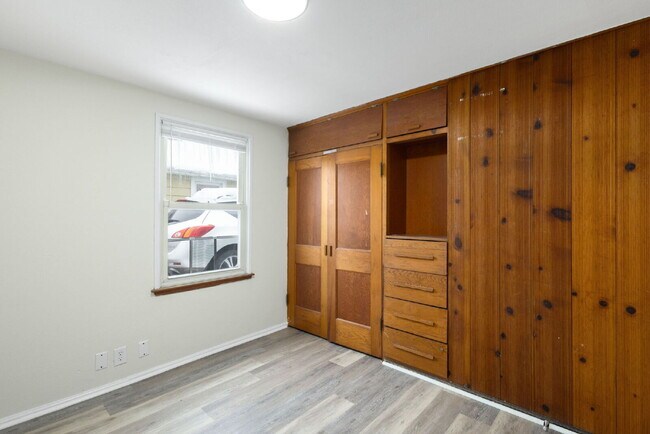 Building Photo - Available January 1st!