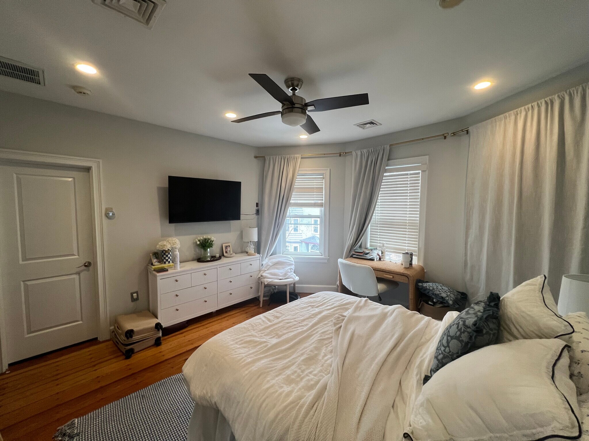 Building Photo - 733 E 3rd St