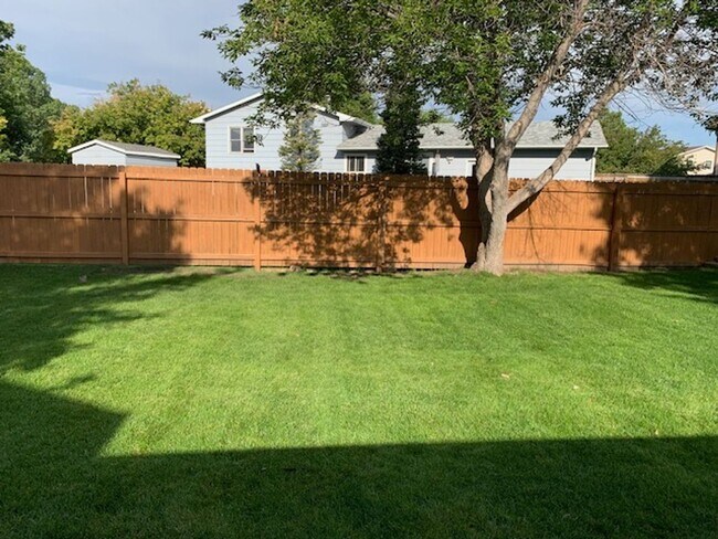 Building Photo - Beautiful 4 Bedroom Quad Level Located in Buffalo Ridge!!!!