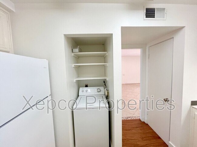 Building Photo - 2571 N Whitewater Club Dr