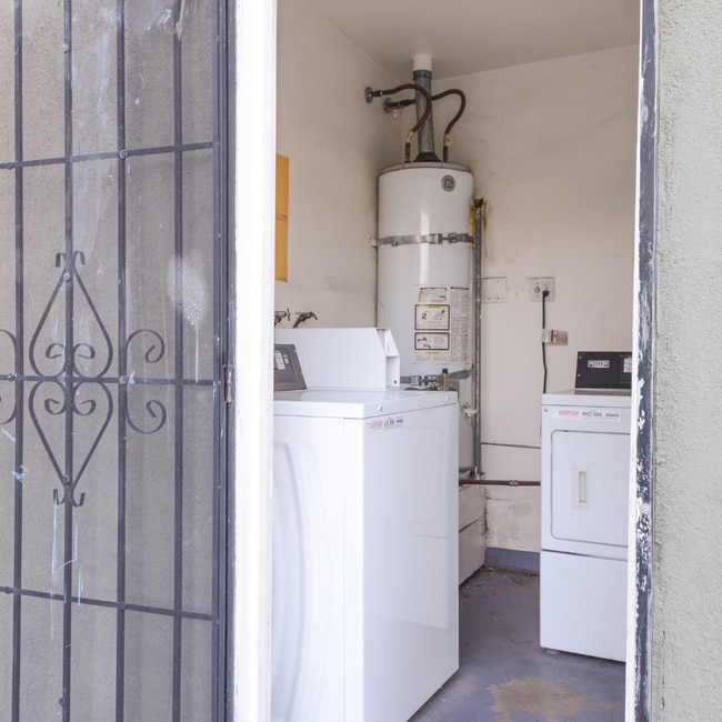 Building Photo - Convenient Downstairs 2-Bedroom Unit in Sun Valley!