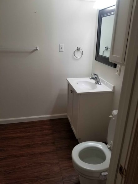 Building Photo - 915 Wicks Ln