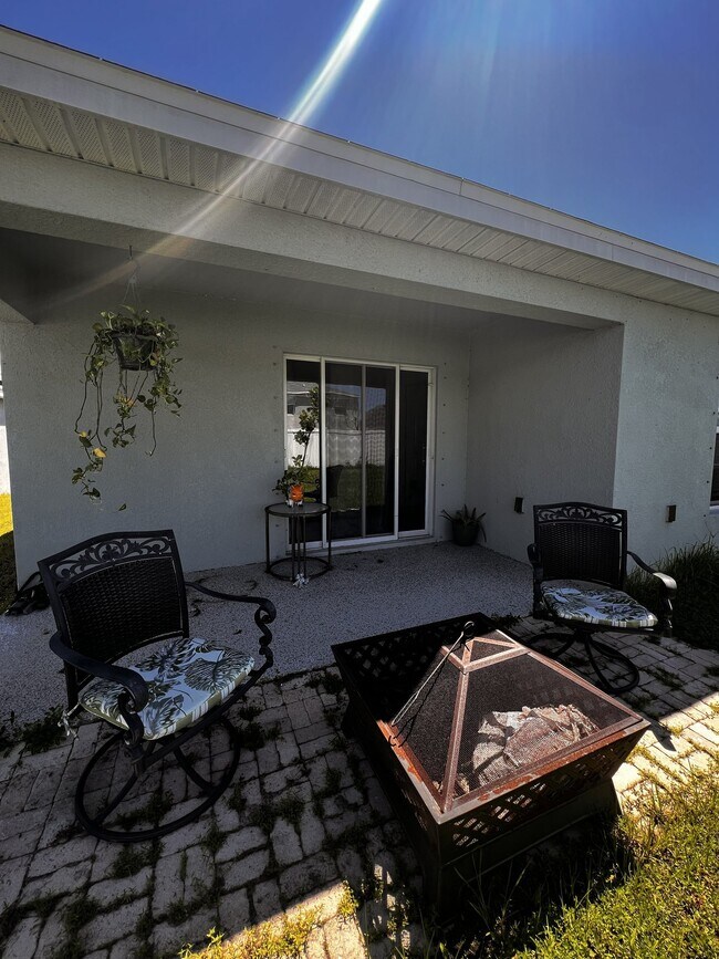 Building Photo - 450 Sunlit Coral St