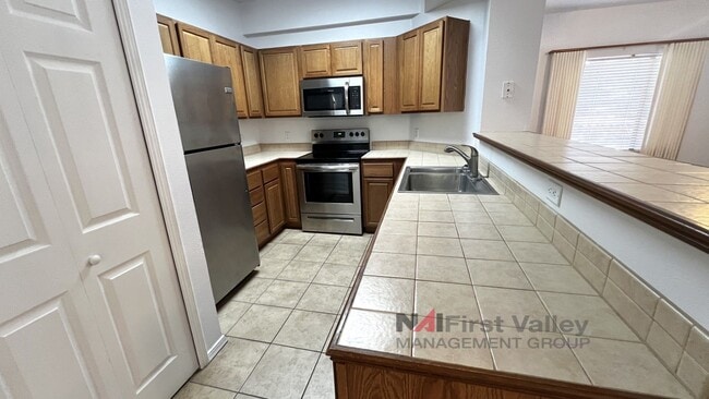 Building Photo - 1 Bedroom, 1 Bath with a Single Car Garage