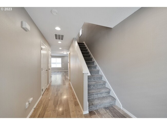 Building Photo - Stunning townhouse in Canby- 3 bed / 2.5 b...