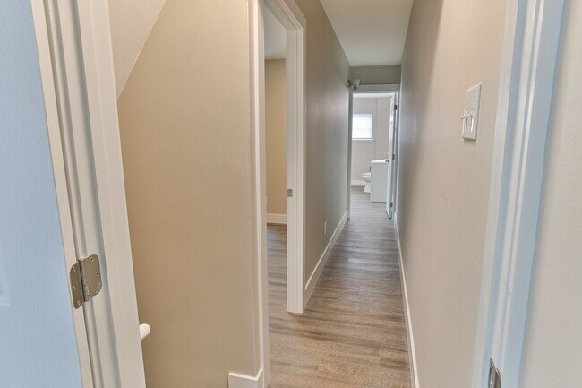 Building Photo - 2 Bedroom Single Family on N 4th St