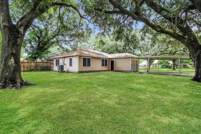 Building Photo - 1108 W Camp Cir