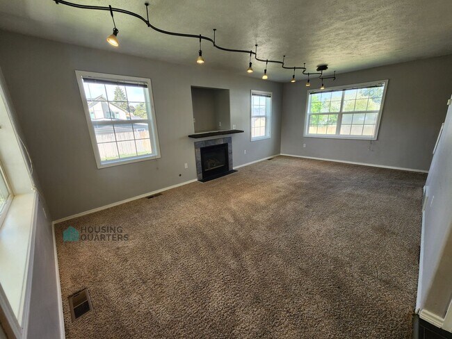 Building Photo - Spacious 4-Bedroom Home in Spokane Valley with Finished Basement & Fenced Yard