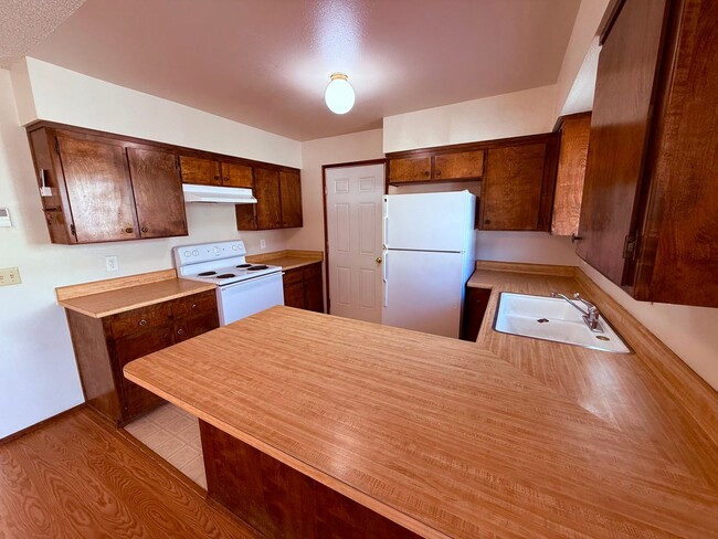 Building Photo - Cozy 3-Bedroom 2-Bath Home Situated on a C...