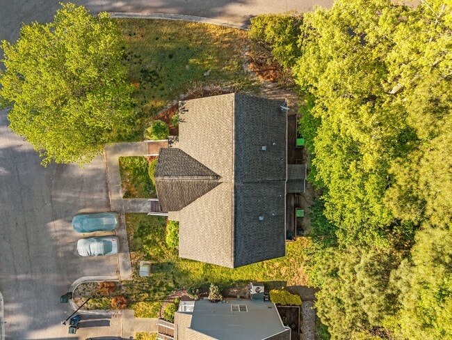 Building Photo - Fantastic End-Unit Townhome Available Now!