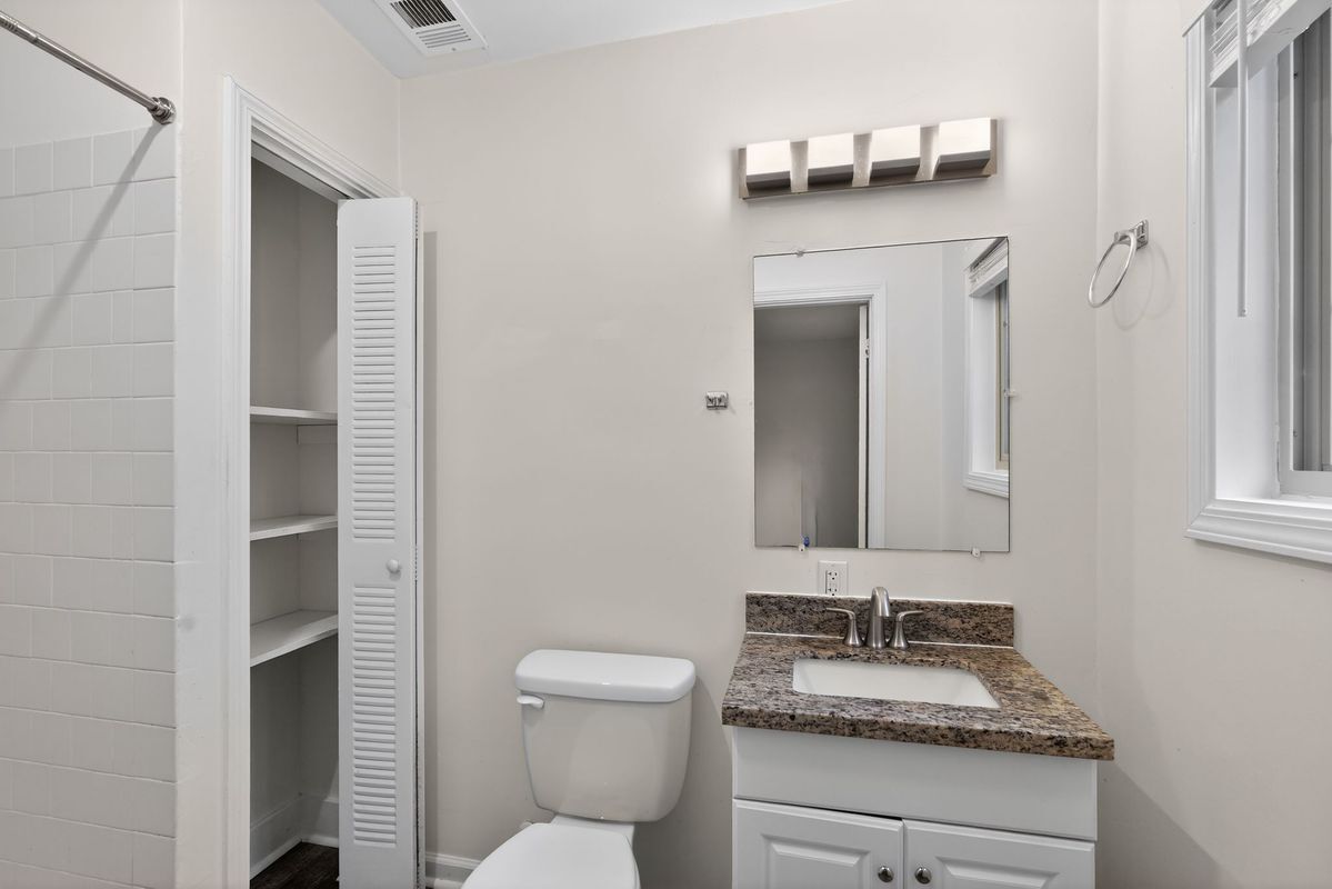 Building Photo - 2520 Peachwood Cir NE