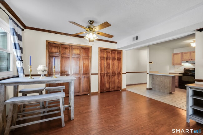 Building Photo - 1301 Twin Circle Dr