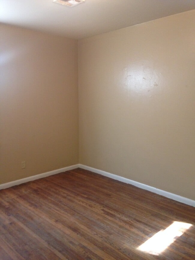 Building Photo - 3 Bedroom  Bath House with 1 Car Garage