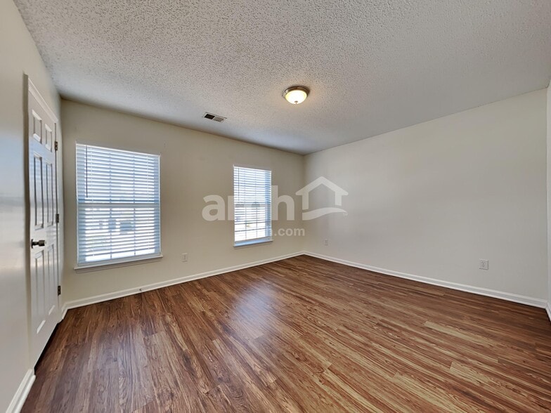 Building Photo - 3007 Crusades St