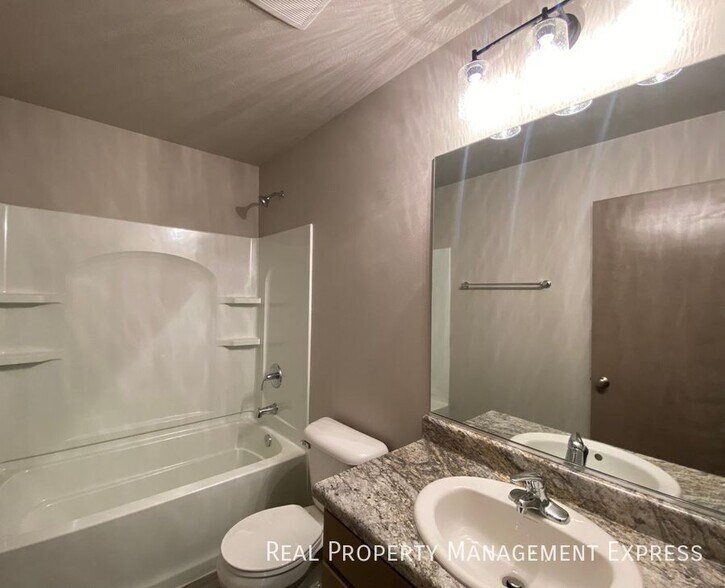 Building Photo - 3 Bed 2.5 Bath Townhome