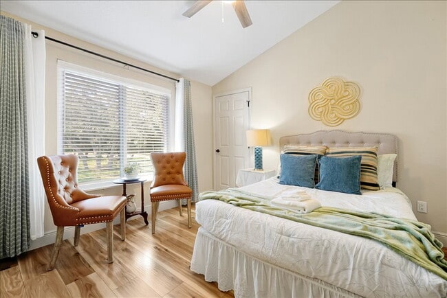 Building Photo - "ALL UTILITIES INCLUDED & Fully Furnished! Stunning 4-Bed, 3-Bath Townhome in Haines City"