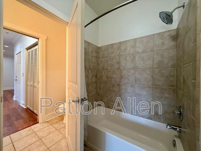 Building Photo - 9 Kenilworth Knl