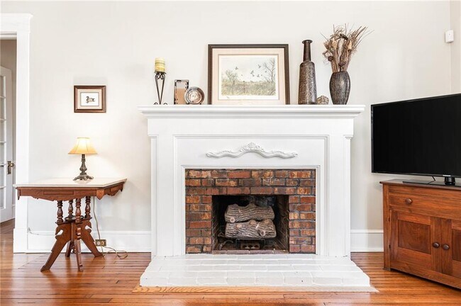 Building Photo - 846 Monroe Dr NE