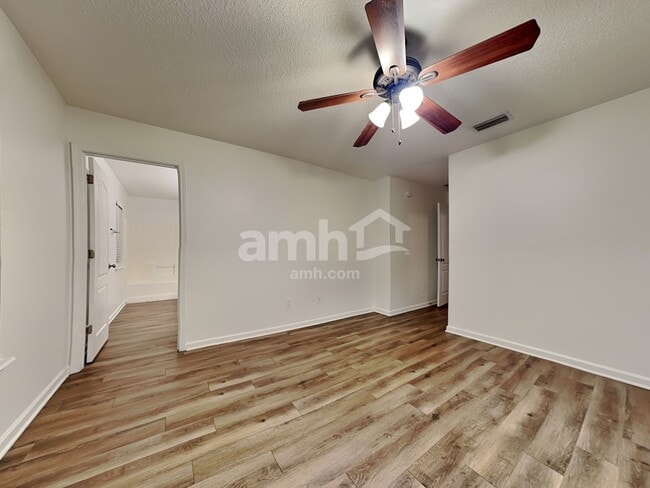 Building Photo - 3943 Hunters Lake Cir E