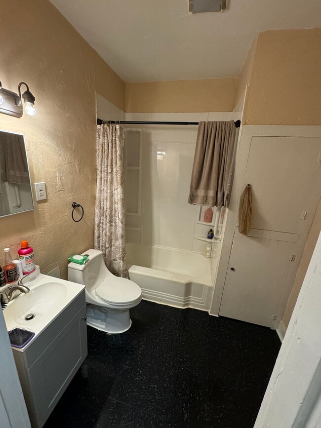 Building Photo - Cute and private....