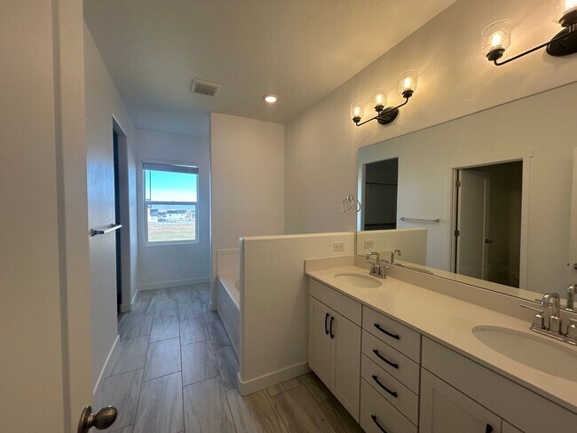 Building Photo - 284 W Saddlebrook Dr