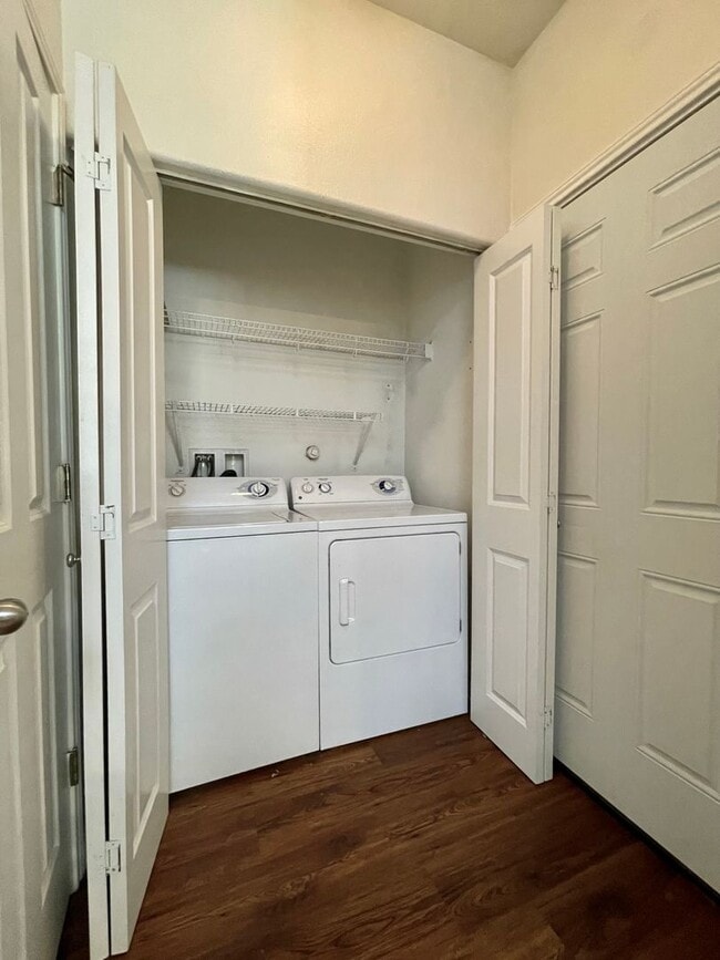 Building Photo - Superb Suburban Space! Multiple Living areas!