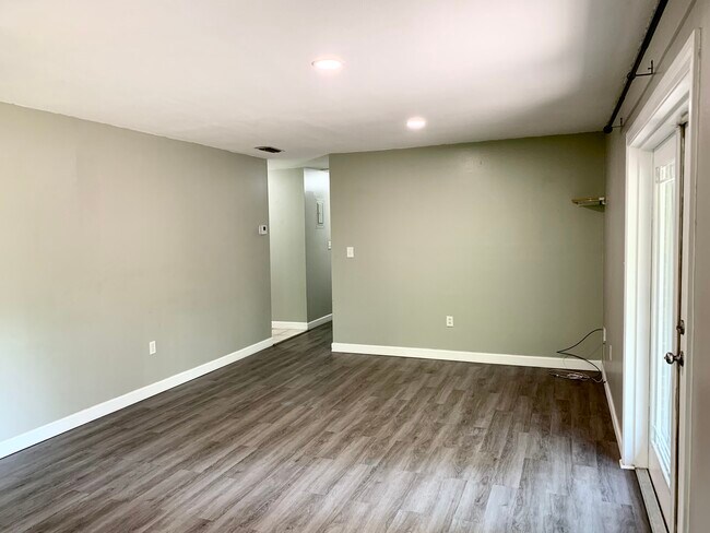 Building Photo - 317 Somerset Dr