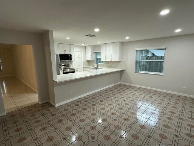 Building Photo - 3291 SW 4th St